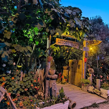 Litost Cafe Капсульный отель Адрасан